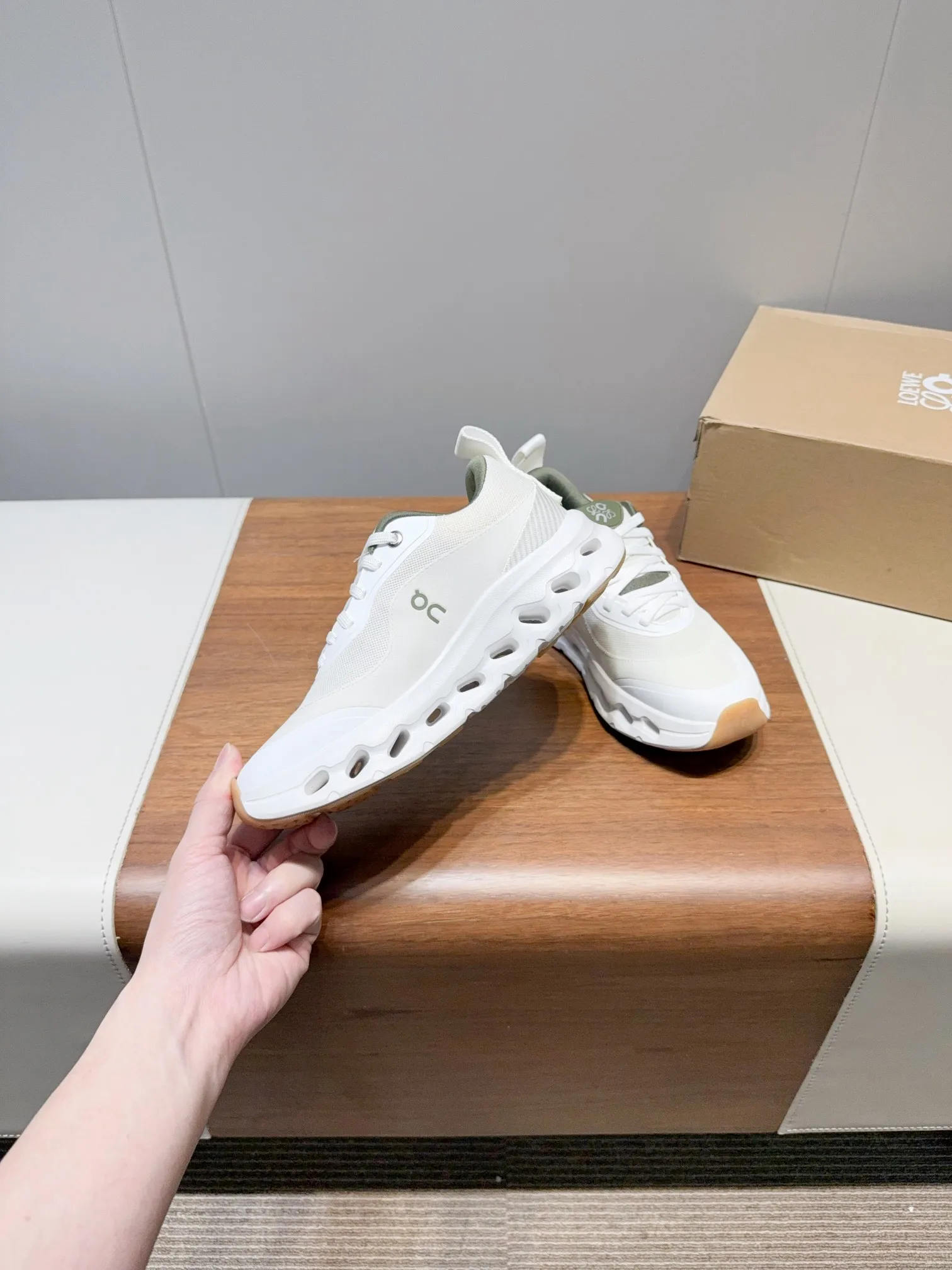 👟👟Ex-factory price 640👟👟 Lowe✅Loewe x on cioudtilt2.0 running shoes for couples Lowewe x on New cooperation series of running shoes The brand and the Swiss high-performance sports brand on jointly create this series of works specially designed for urban and outdoor life, fully demonstrating the technological quality of sustainable concepts. This cooperation combines ON's professional technology with Loewe's exquisite craftsmanship, and uses it in the production and design, specially designed for urban life and outdoor sports. Every color is awesome and super comfortable on the feet. ✔The upper is made of recycled polyester fiber and mesh fabric. ✔Using an exclusive rubber sole, the classic Loewe logo is printed on the side of the shoe and decorated with full-coverage seam details. Size: Women's 35-45 (40 women's 45 men's custom-made, non-refundable)